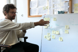 Kickoff Productdevelopment Meetup on the Whitboard with Postits Studio Boost